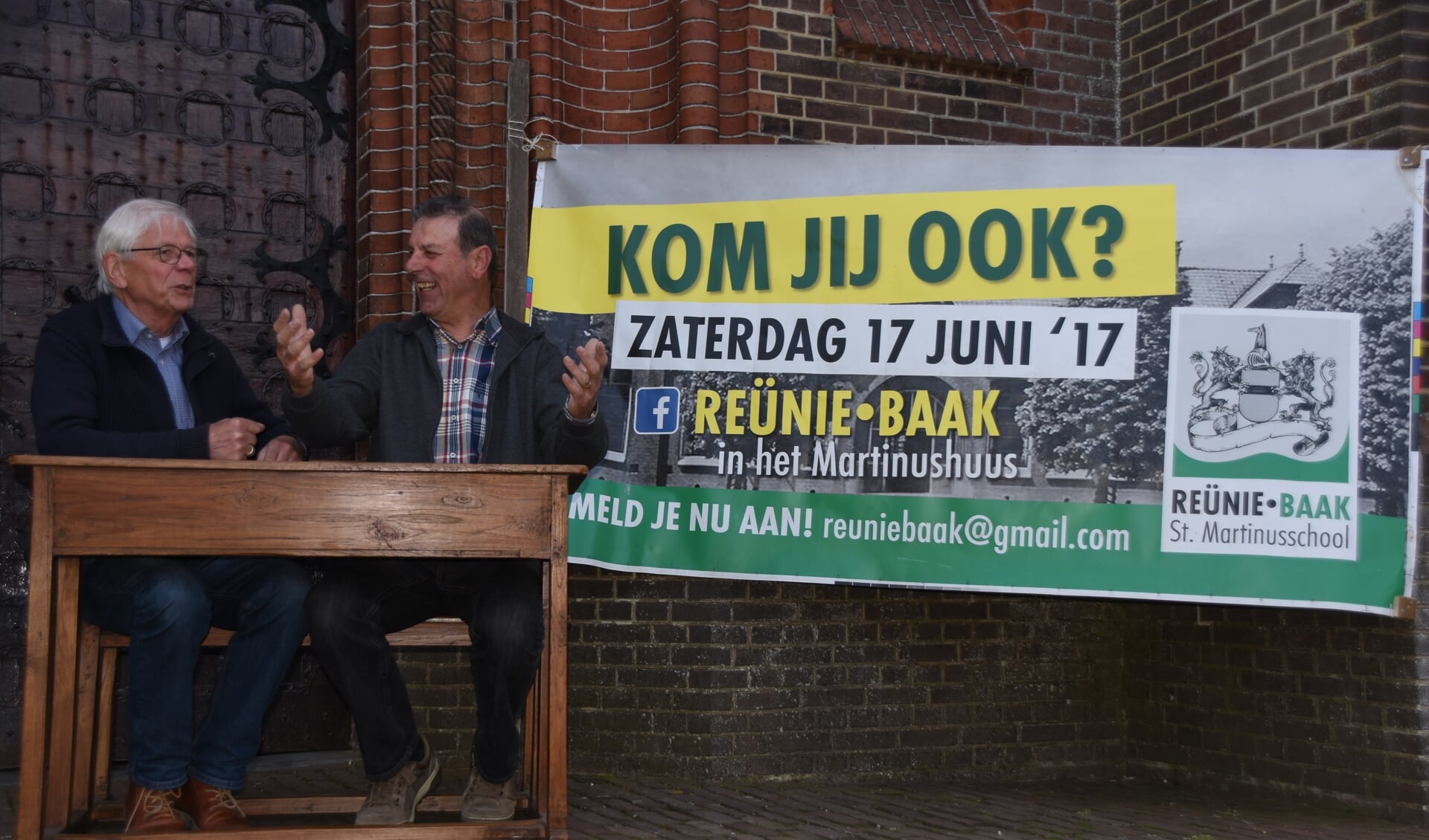 Henk Samberg en Jan Hubers halen herinneringen op uit de schoolbank van vroeger. Foto: Alice Rouwhorst