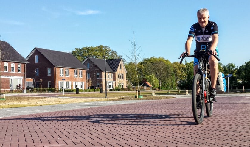 Wereldfietser Ton Windt vertrok op donderdag 11 mei vanuit Hengelo voor ruim 2.000 kilometer in drie weken. Foto: Luuk Stam