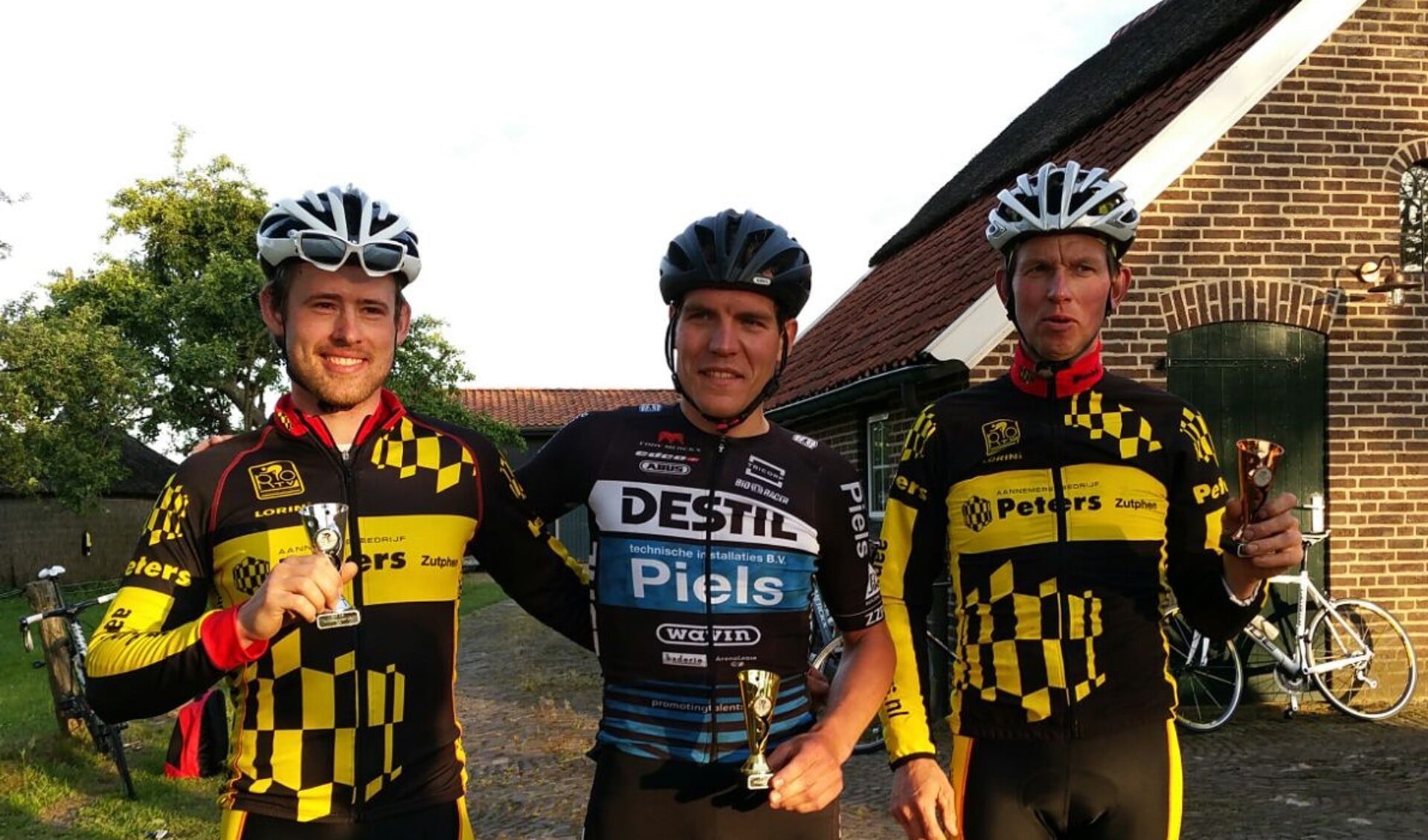 Clubkampioen Rens te Stroet (midden) met links Felix Wolbert en rechts Martin Weijers. Foto: PR.