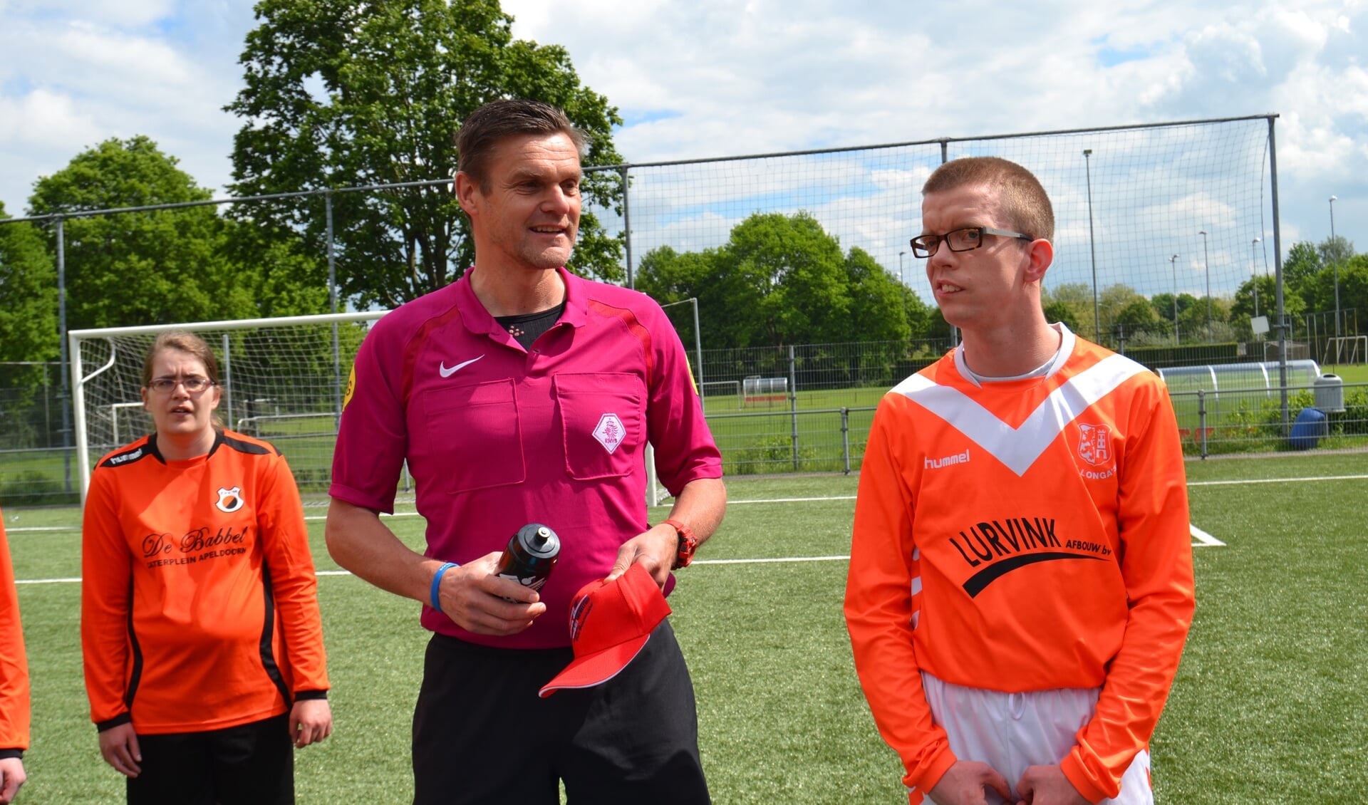KNVB scheidsrechter Eric Braamhaar met Lennart Starrenburg (rechts). Foto: Karin Stronks