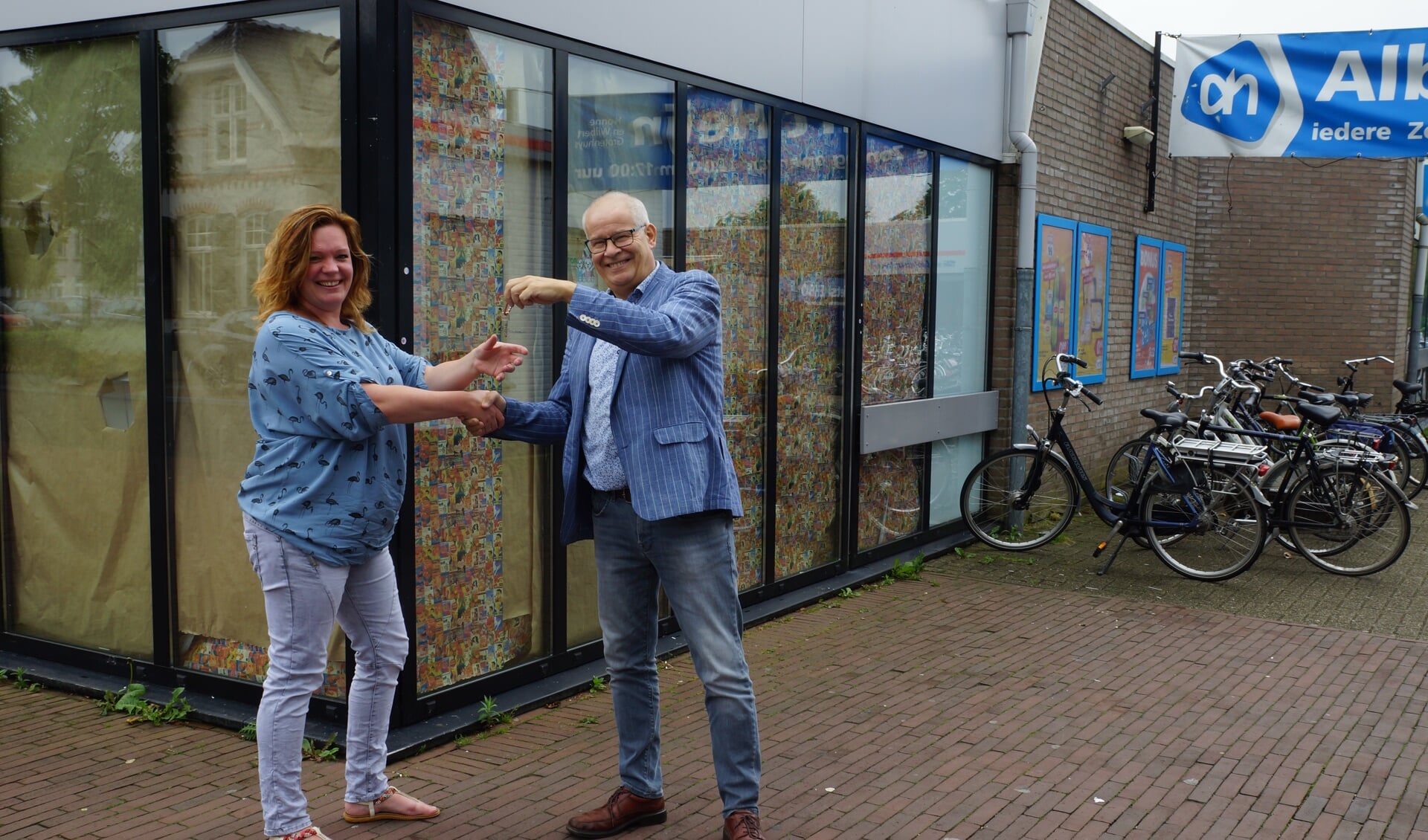 Wilbert Grotenhuys overhandigt de sleutel aan Wendy Emsbroek. Foto: Bas Bloem
