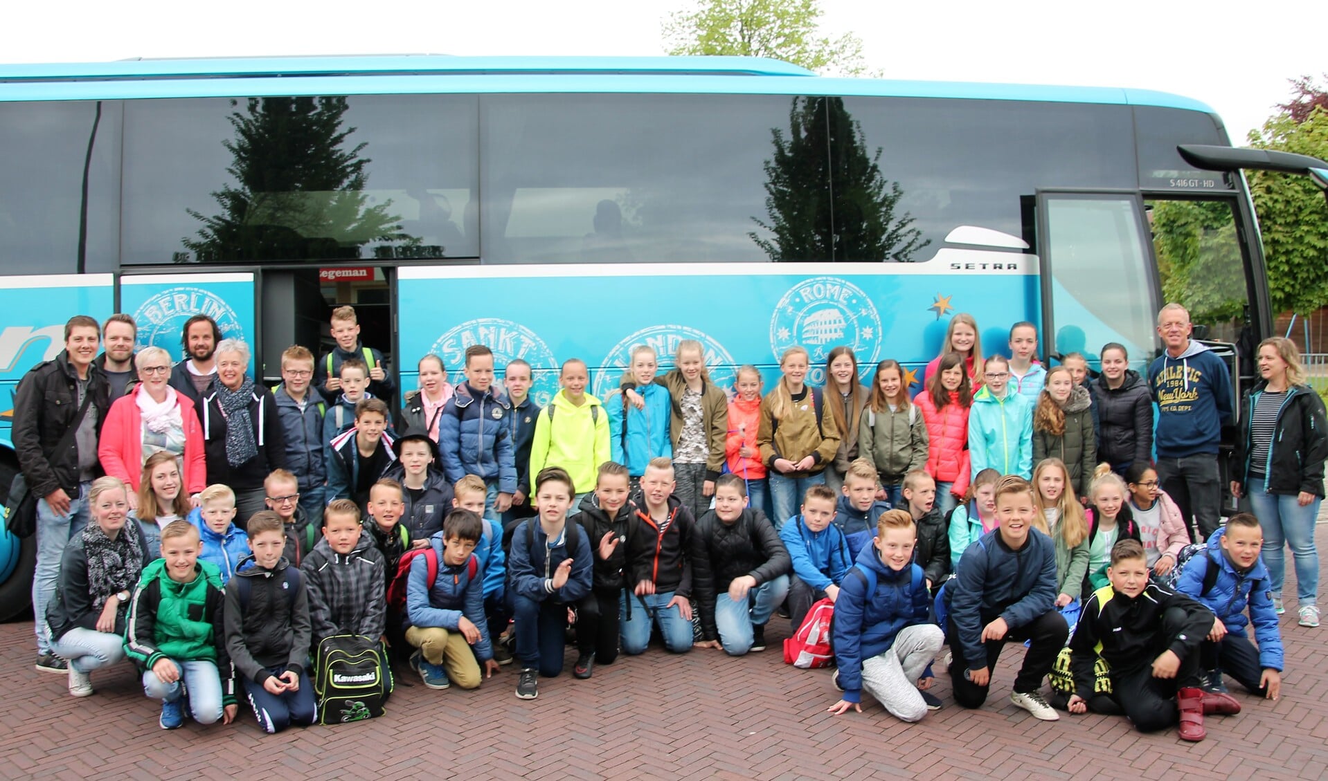 De eerste groep leerlingen, van obs Bargerpaske, obs Woold en obs Kotten vertrok vrijdagmorgen naar Vlieland. Foto: Lydia ter Welle