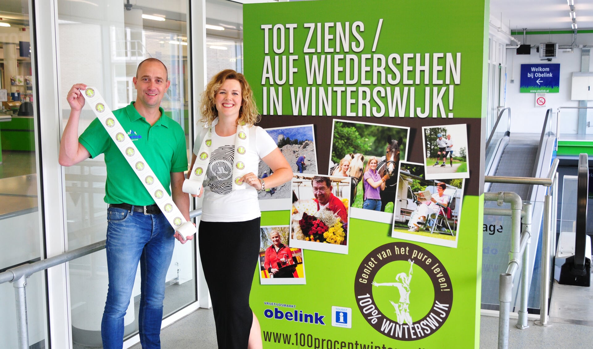 Sven Notten en Imke te Selle presenteren de kassarollen met 100% Winterswijk opdruk. Foto: PR