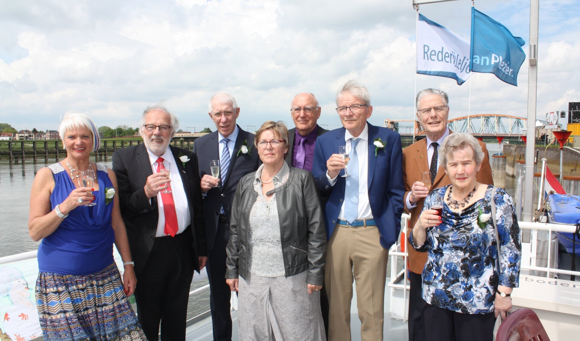 Bestuurs- en commissieleden van Bridgeclub T.O.P. maken zich op voor een tocht over de IJssel. Foto: Martijn Siemes