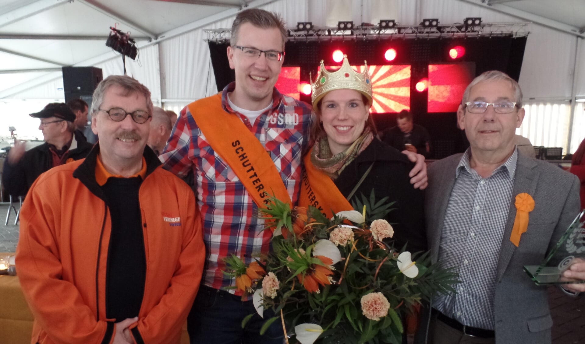Koningin Gerdie Bloemendaal samen met haar Koning Frank en Frank van Setten (l) en Wim Bosman van Oranjevereniging Vorden. Foto: Jan Hendriksen. 