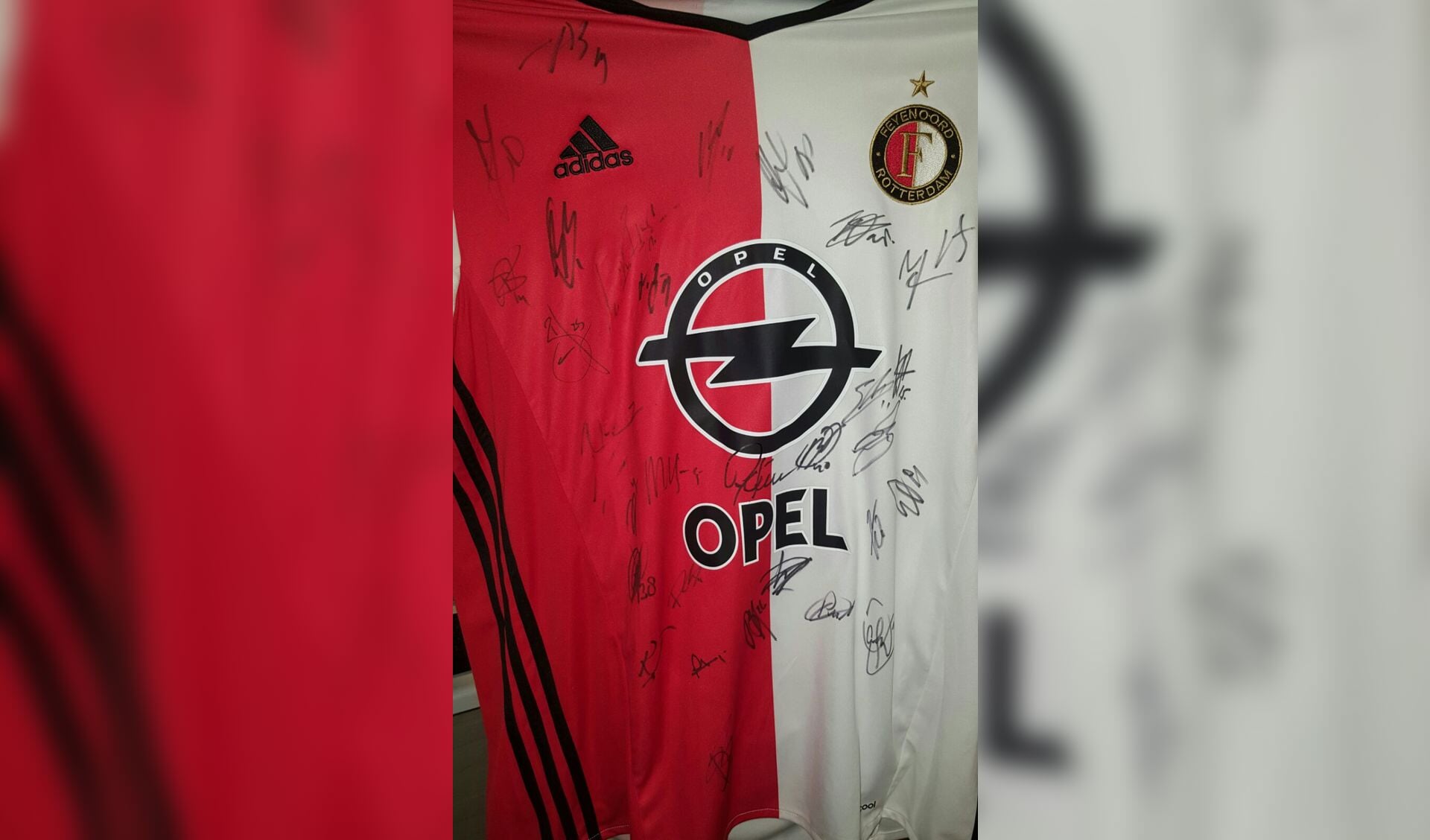 Een van de top-items...een gesigneerd shirt van Feyenoord.