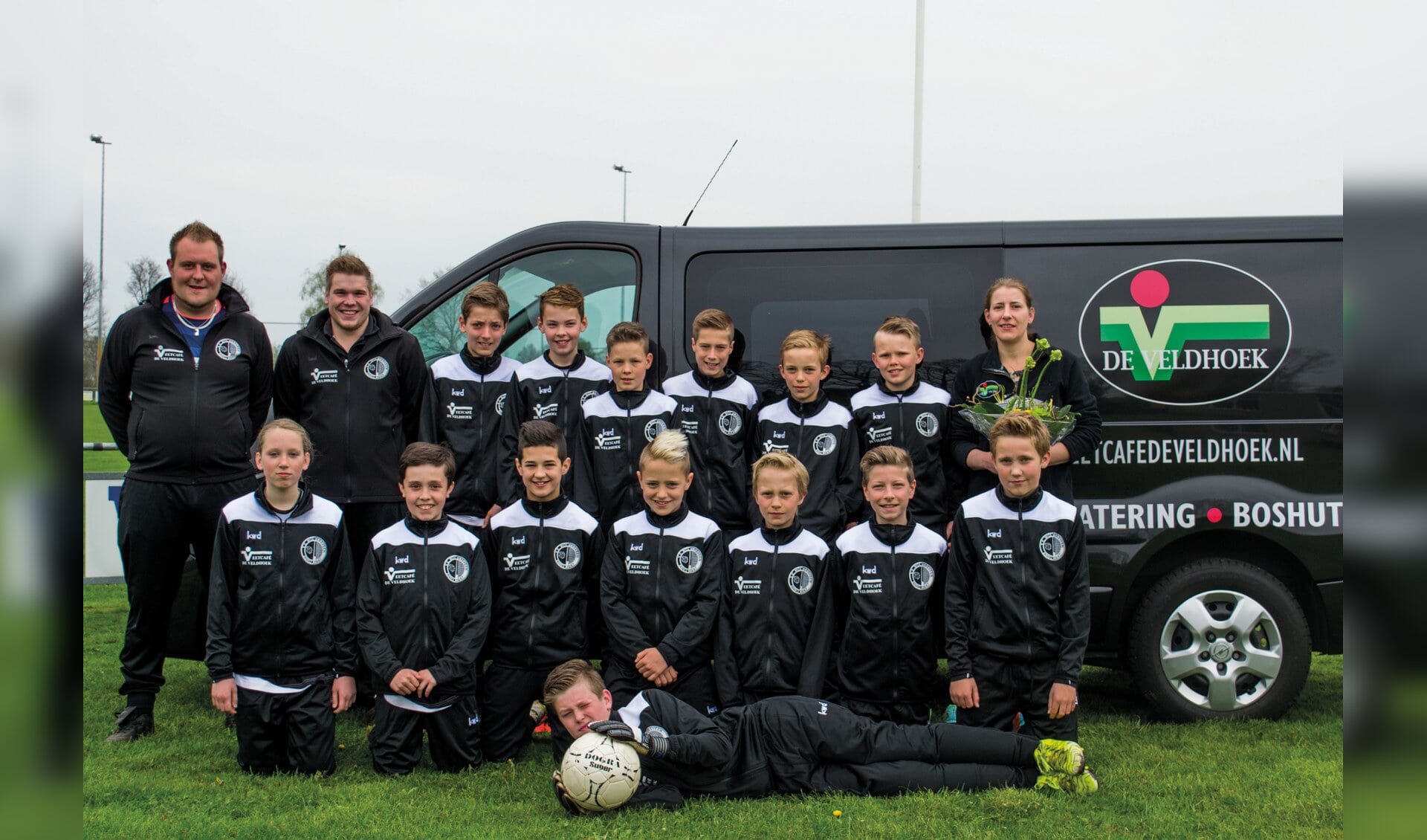 D1 team van vv Wolfersveen samen met sponsor Ellis Garritsen. Foto: PR