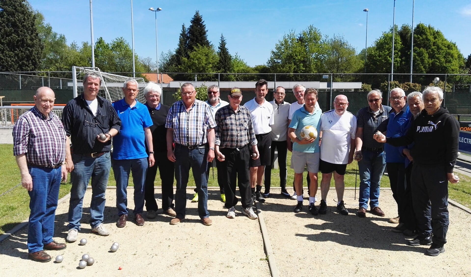 De 60+ en de jeu de boules equipe gezamenlijk op de baan. Foto: Rob Weeber