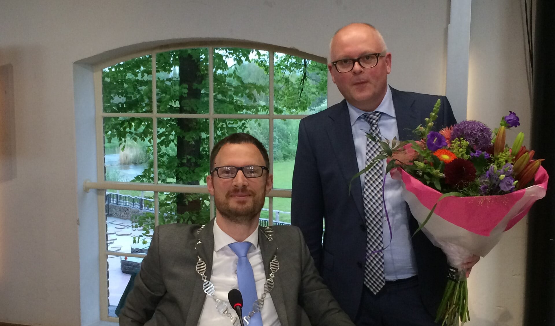 Burgemeester Otwin Van Dijk met Marco Looman (r). Foto: Walter Hobelman