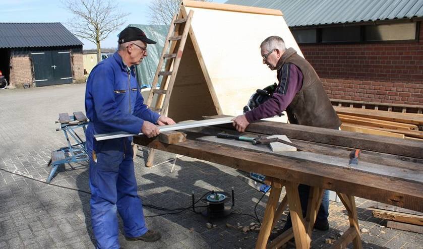 De mannen van de bouwploeg kunnen alles maken: torens, plaggen hutten, waterput. Foto: PR
