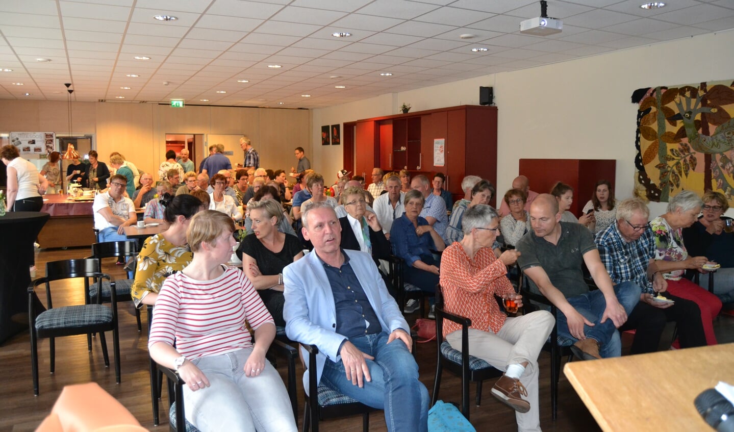 Volle zaal in dorpshuis 't Kempken bij opening WMO Harreveld. Foto: Karin Stronks