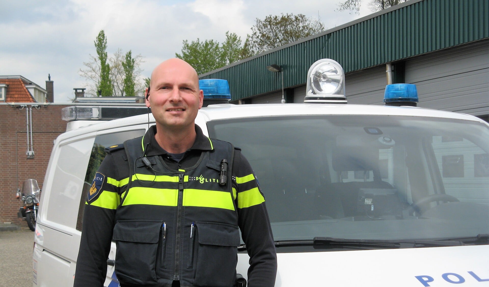 John van Gelder, bij een politieauto bij het bureau in Winterswijk. Foto: Bart Kraan