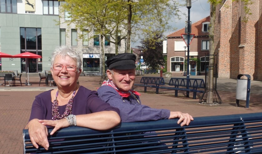 Betty Thoma en Gerrit Klein Kranenbarg op het Kerkplein waar dit jaar de Achterhookse Folkloredansers en gezelligheidskoor Schouder aan Schouder tijdens de 'Reurlse Zommerdagen' nadrukkelijk samenwerken. Foto: Jan Hendriksen.