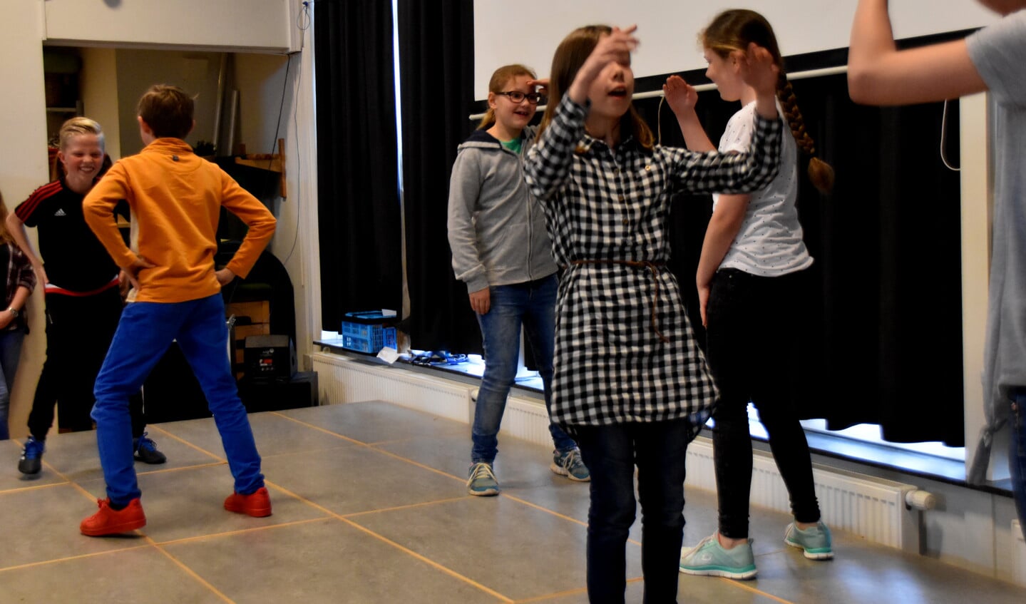 Spiegeldansen met heel veel lol. Foto: Alice Rouwhorst