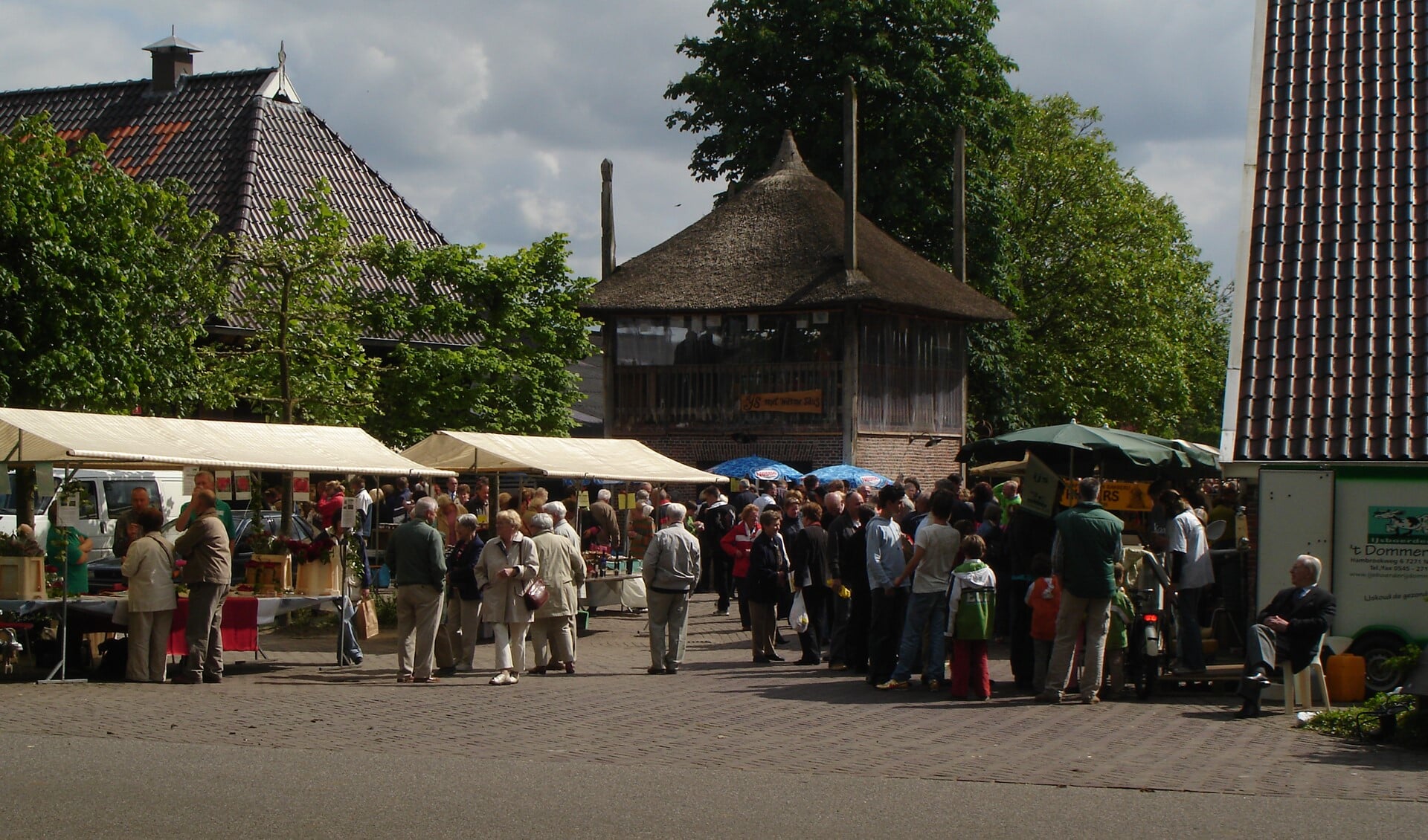 Gezellig druk op Streekproductenmarkt bij Kaasboerderij Weenink. Foto: PR