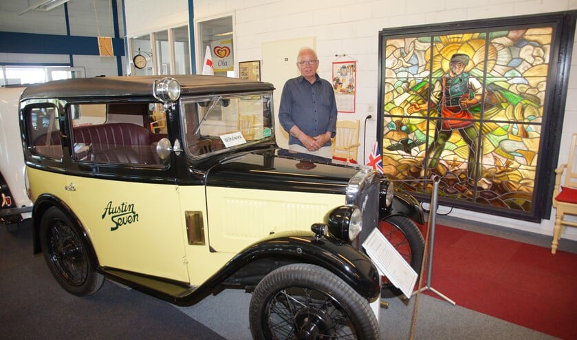 Han Veerbeek bij zijn allereerste oldtimer, een Austin Seven uit 1938. Foto: Frank Vinkenvleugel