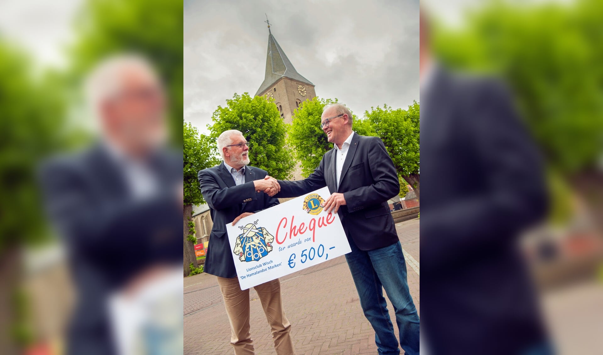 Niek Willemsen (r), voorzitter Stichting Noodhulp Zelhem ontvangt de cheque uit handen van Jan Dekker, voorzitter Goede Doelen Commissie Lionsclub Wisch 'De Hamalandse Marken'. Foto: PR