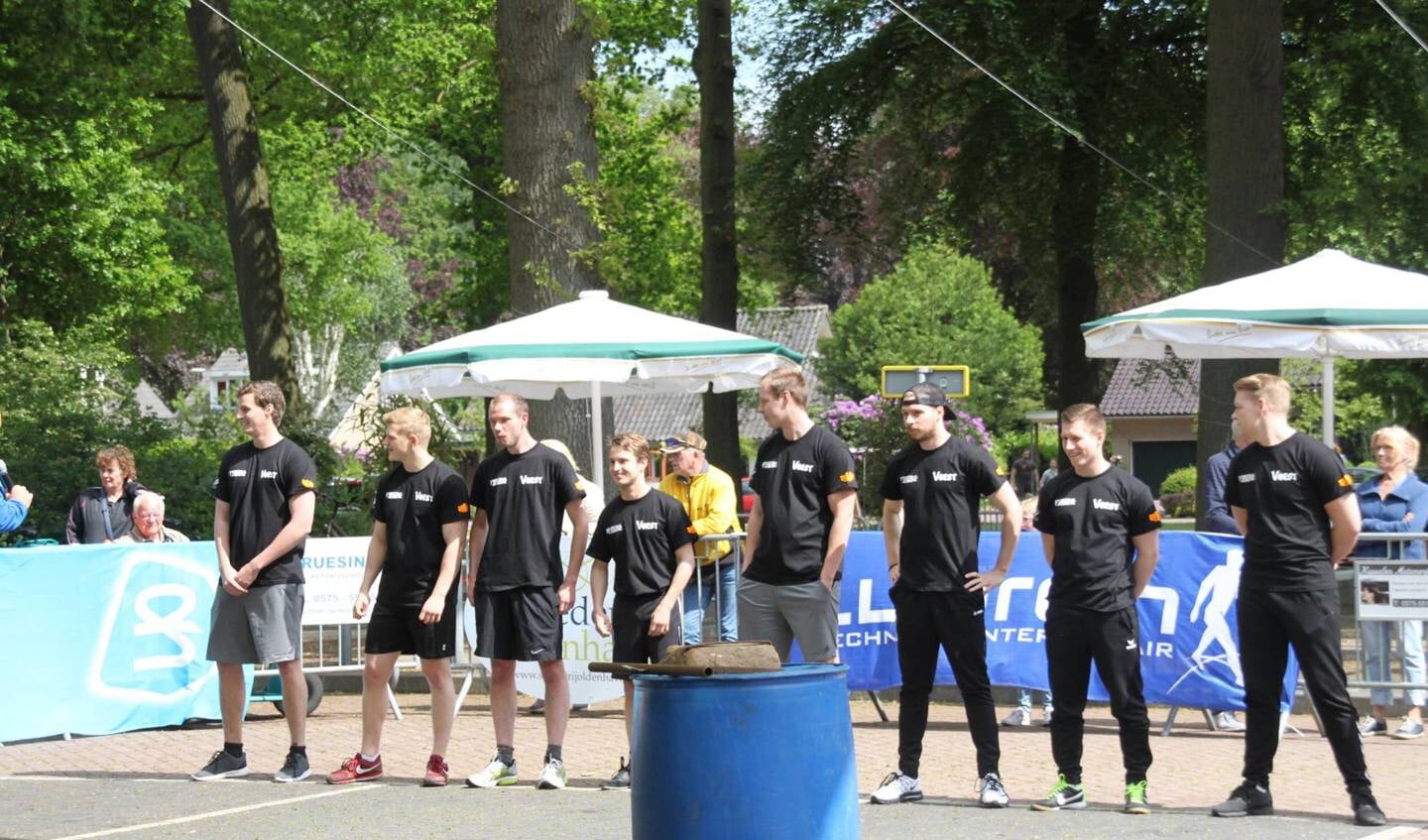 Acht van de negen deelnemers aan de krachtinspanning 'Sterkste man van Vorden'. Foto: Jan Hendriksen. 