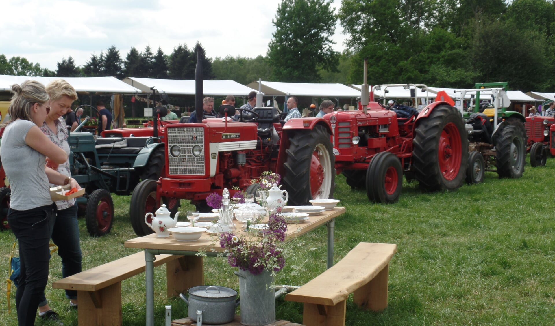 De Bruilse Fair werd na de middag ook bevolkt door enkele tientallen oldtimer tractoren. Foto: Jan Hendriksen. 