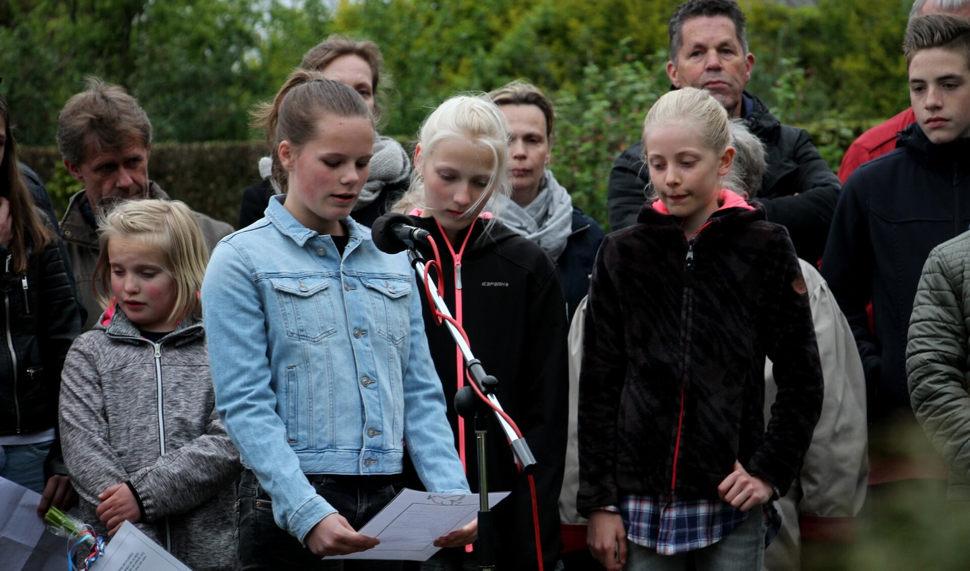 Nienke, Elise, Ilse en Janna dragen hun gedicht voor. Foto: Achterhoekfoto.nl/Liesbeth Spaansen