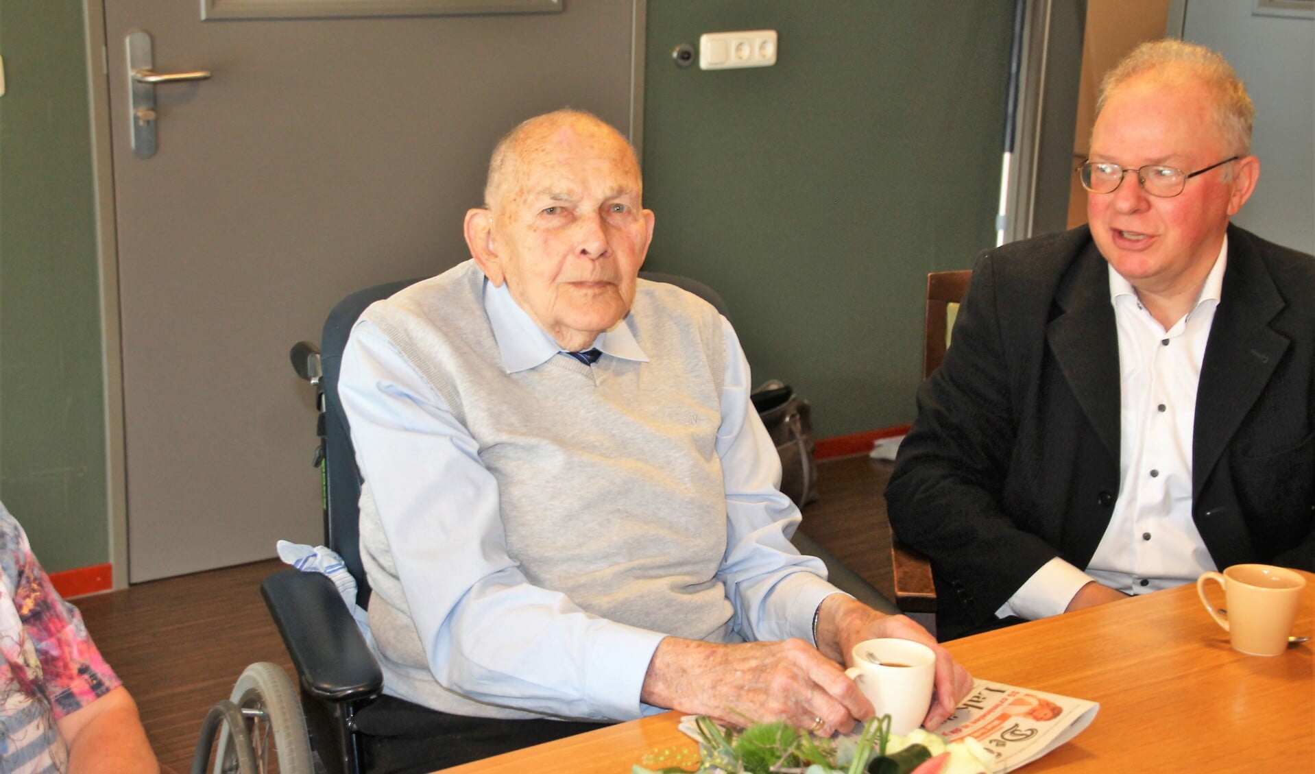 De 103-jarig heer Grimmelt met een neef, die samen met zijn vrouw speciaal was overgekomen uit Amsterdam om aanwezig te zijn bij de overhandiging van de taart. Foto: Lydia ter Welle