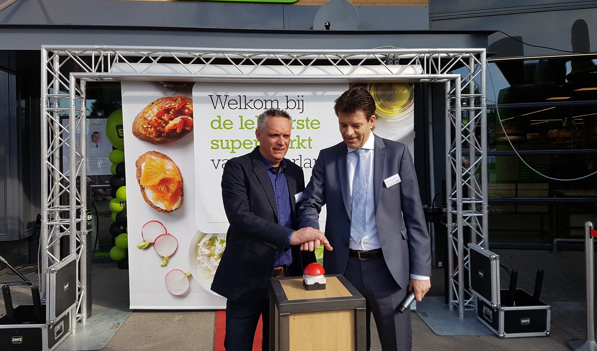 Supermarktmanager John Tiedink (l) en directeur Johan van Heersbeek openen de vernieuwde supermarkt. Foto: Kyra Broshuis