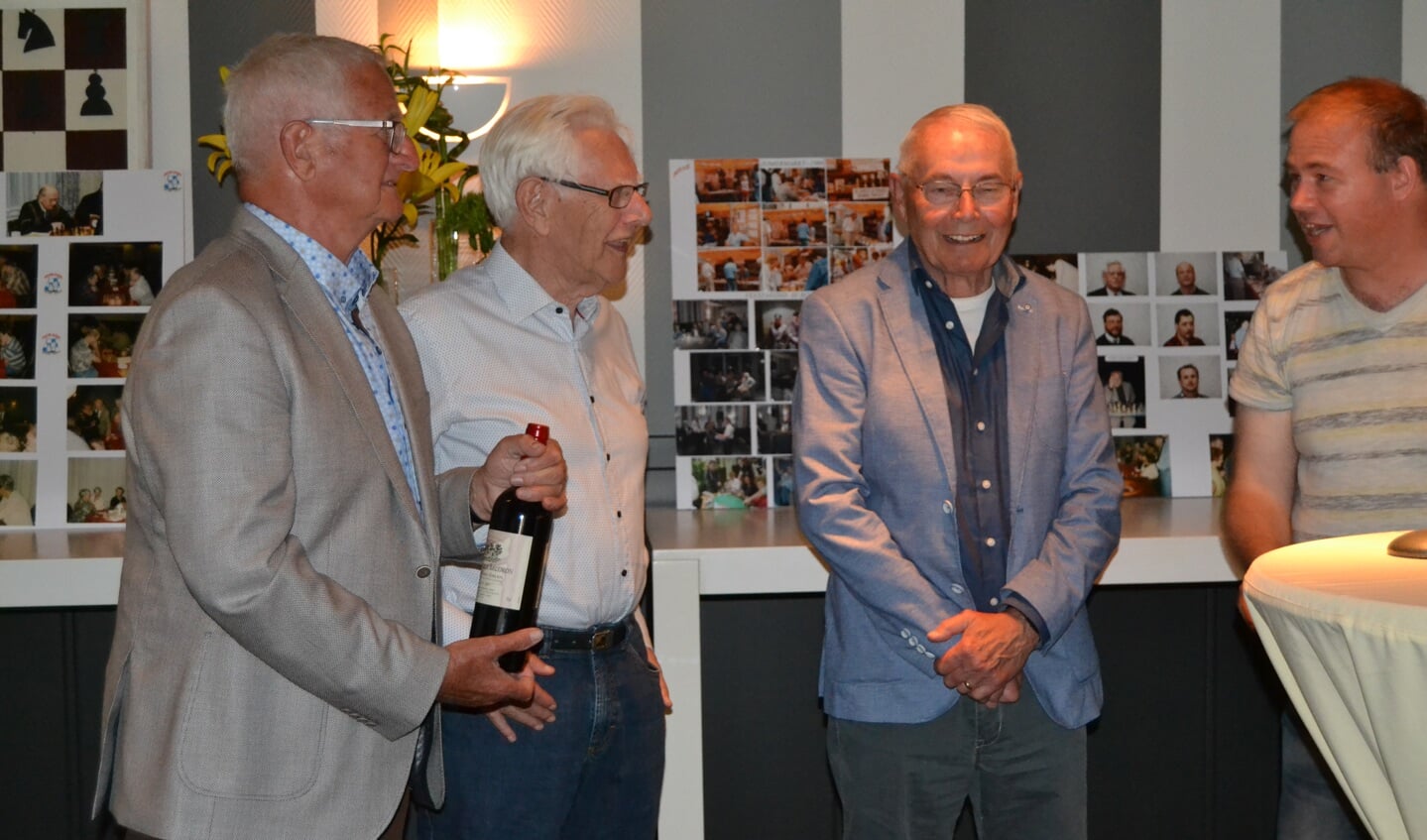 De drie jubilarissen met rechts Miklós Hoffer. Foto: Karin Stronks