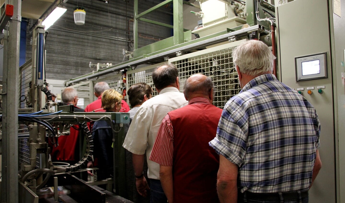 Bezoekers kijken met belangstelling naar de Garvo opzakmachine. Foto: Liesbeth Spaansen