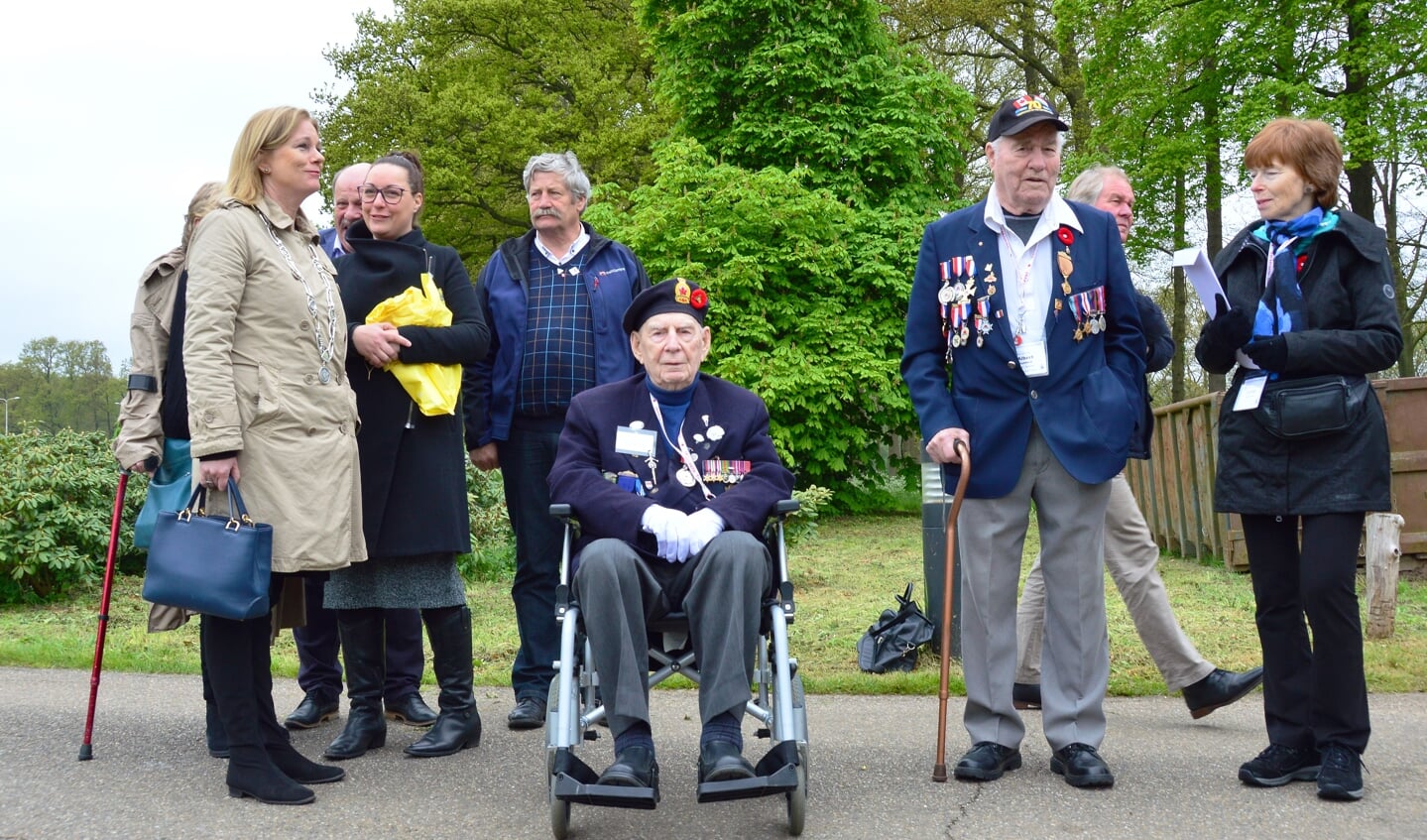 Burgemeester Annemieke Vermeulen met de twee laatste Canadese veteranen: Capitain John Maccoud (94) en Albert Suddert (93) uit Canada. Foto: Alize Hillebrink