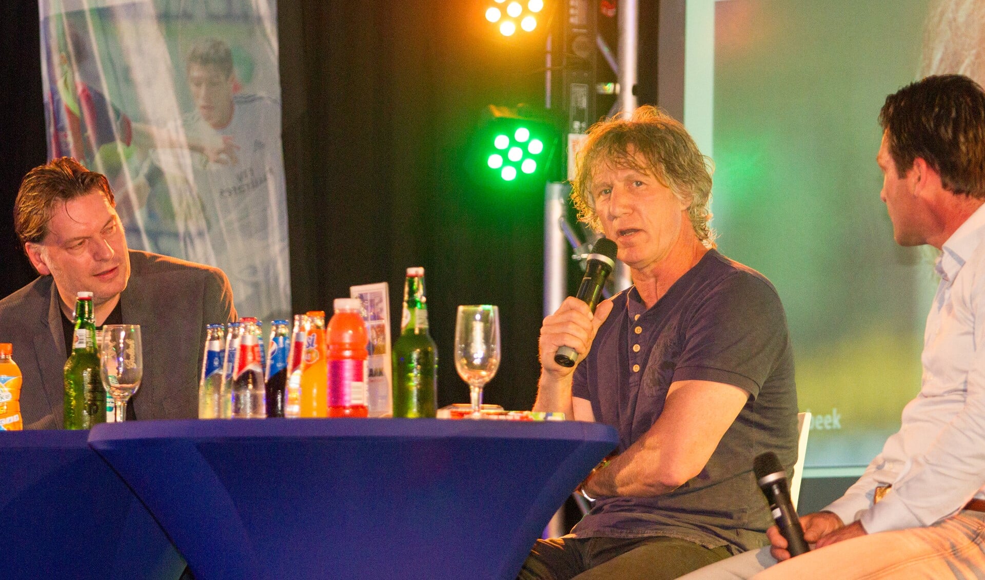Gertjan Verbeek (midden) spreekt op de sponsoravond van het Marveldtoernooi. Links Eddy van der Leij en rechts Jacques Brinkman. foto: Kyra Broshuis