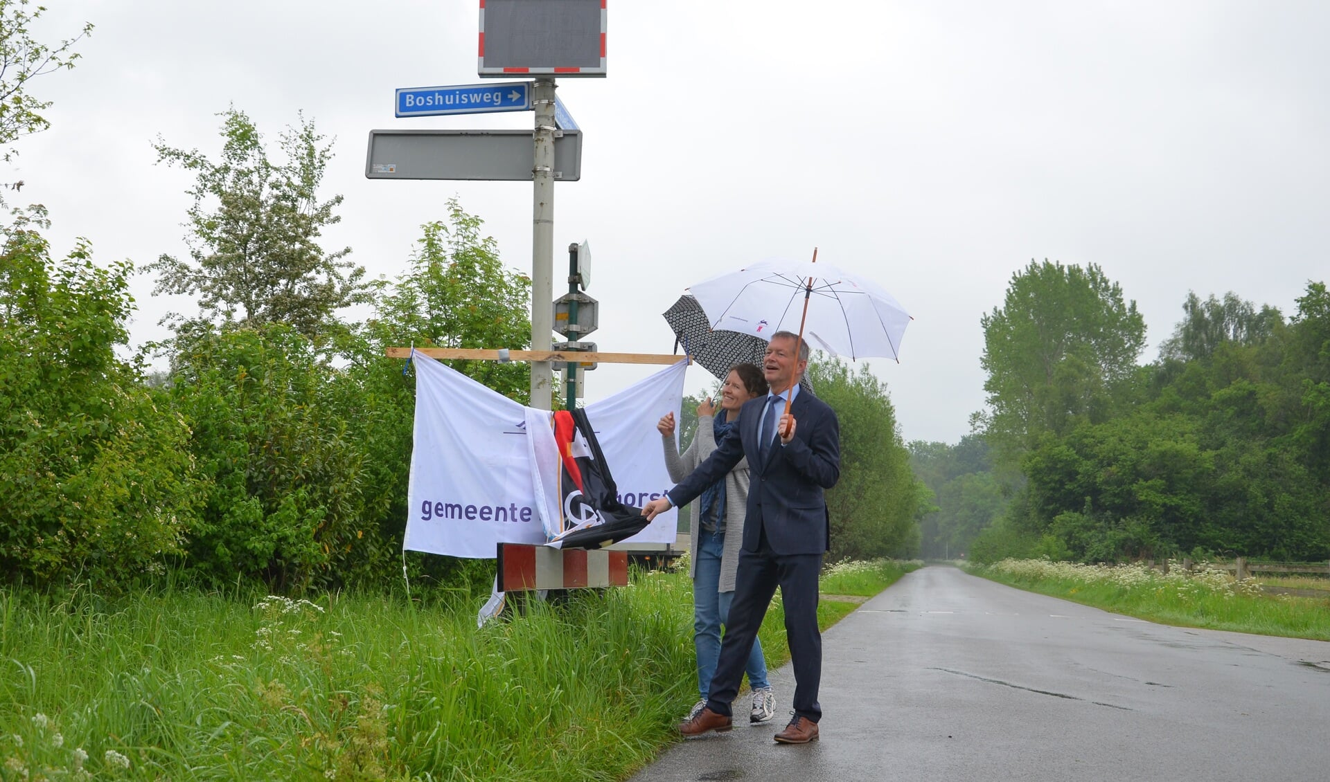 Het bord werd onthuld door wethouder Anton Peppelman en voorzitter van VVN Bronckhorst Dorien Mulderije. Foto: GinoPress