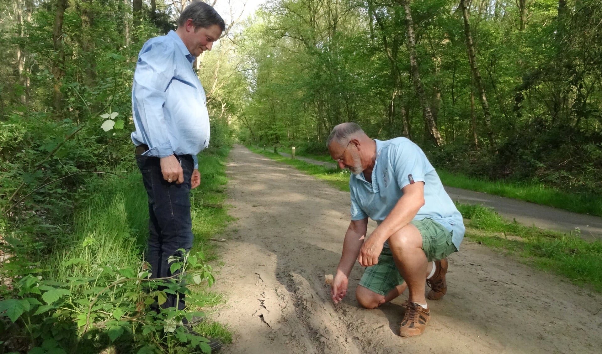 Parcoursbouwers Henk Veeneman (l) en Jan Ponstijn inspecteren een bospad voor de laatste Keppelrun. Foto: Irma van Hof