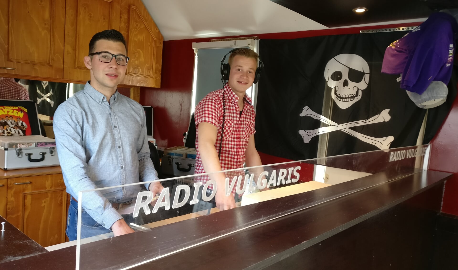 Tom (l) en Mart achter de draaitafels van hun piratenzender Radio Vulgaris. Foto: PR.  