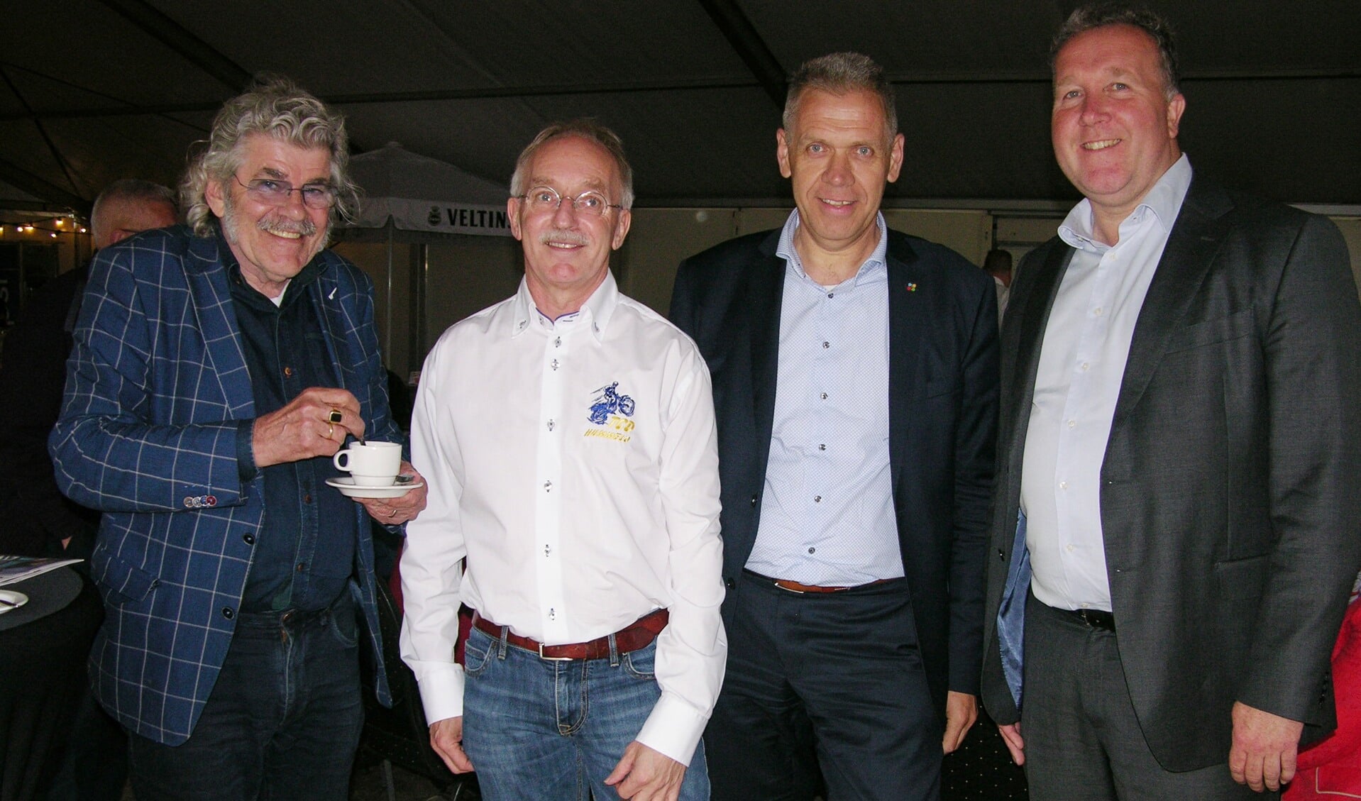 Voorzitter Johan Hartemink samen met Bennie Jolink, wethouder Arno Spexgoor en KNMV directeur Patrice Assendelft. Foto: John van der Kamp 