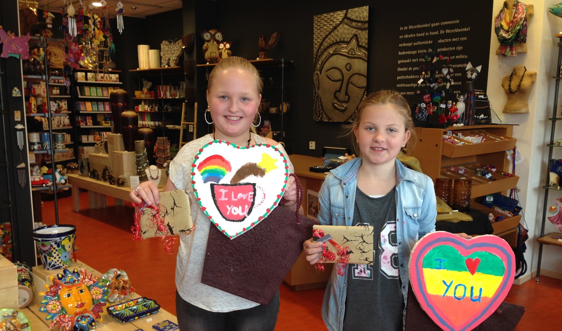 Iris en Carlijn met hun kunstwerkjes voor Moederdag. Foto: PR