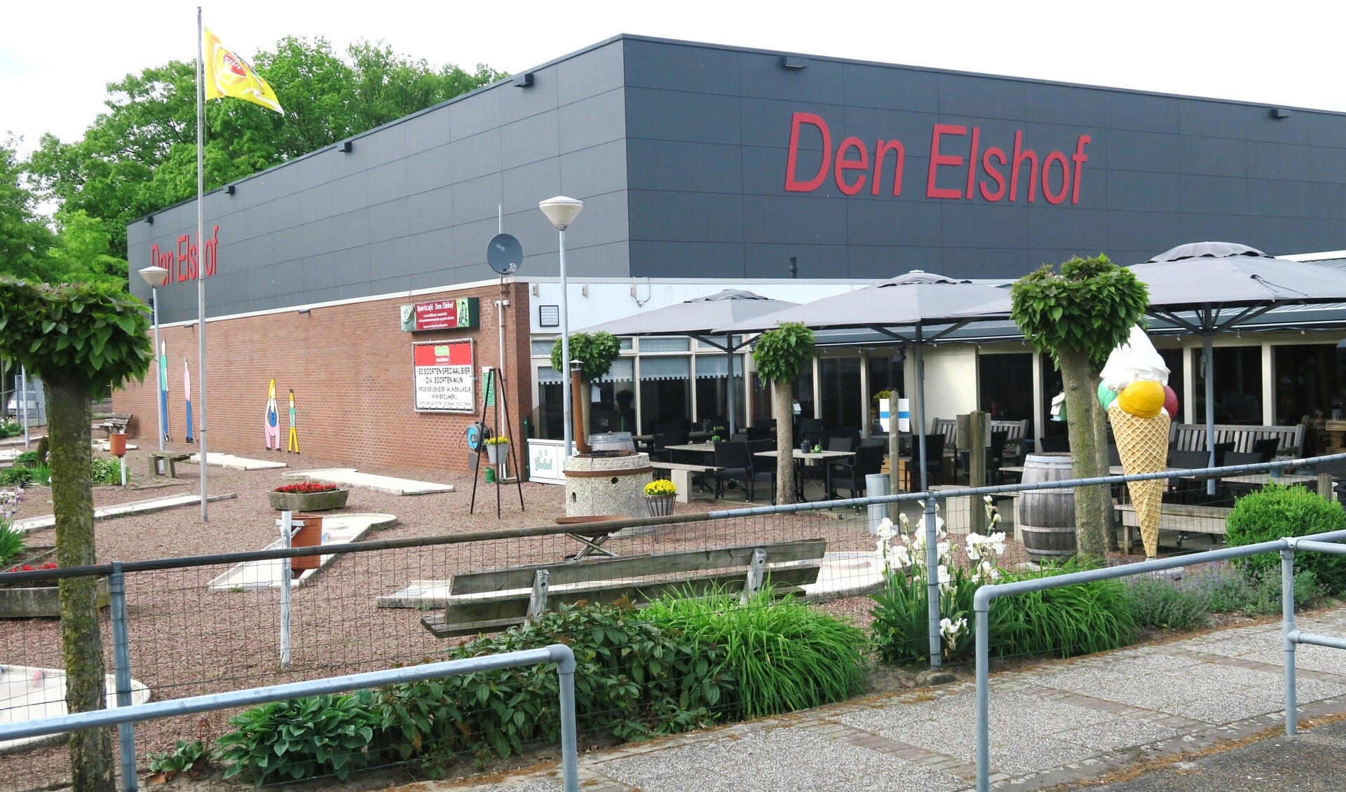 De huidige sporthal Den Elshof, die mogelijk wordt afgestoten. Foto: Theo Huijskes