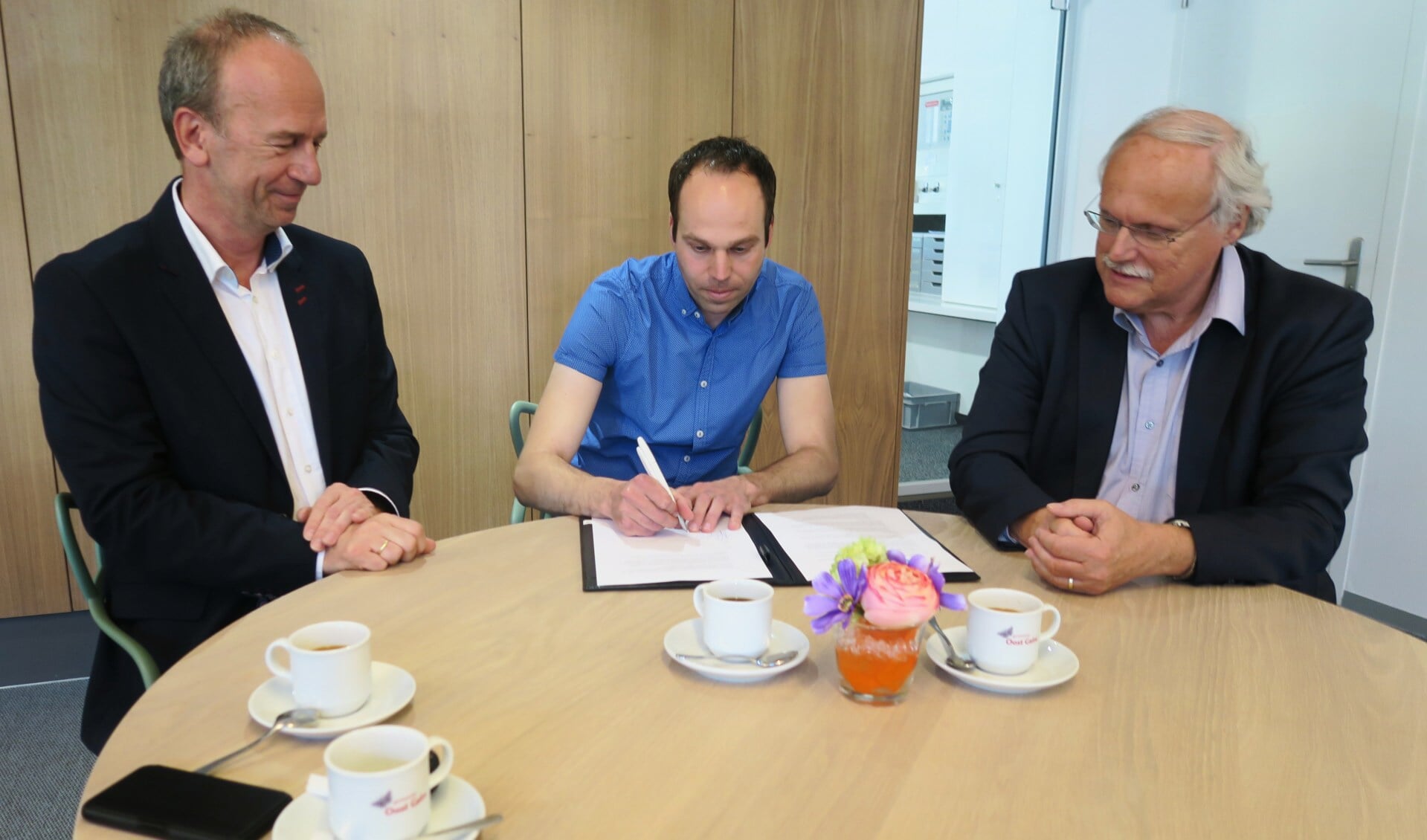 De ondertekening van de intentieverklaring met vlnr Arno Lentfert, Bob Lageschaar en René Hoijtink. Foto: Theo Huijskes