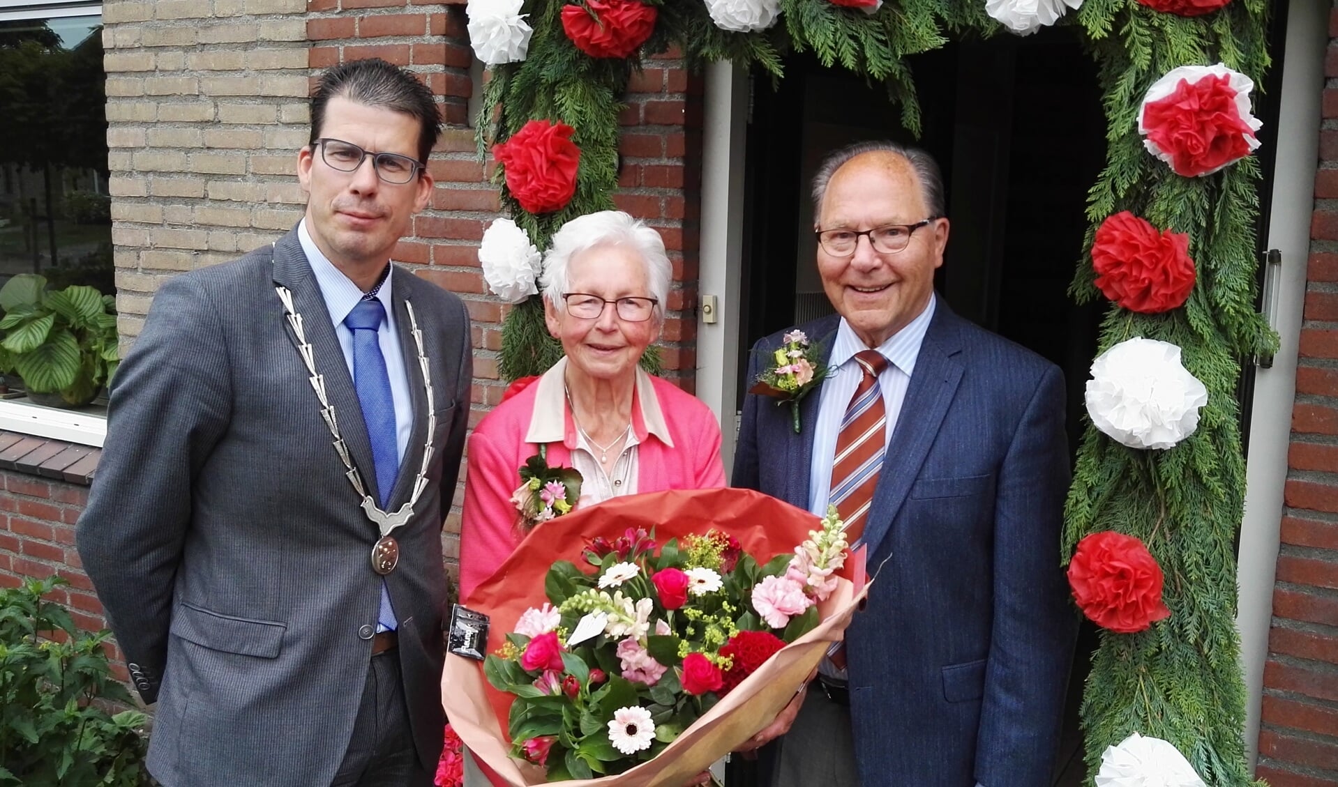 Fototekst: Het Huwelijkspaar met burgemeester Joost van Oostrum. Foto: Rob Weeber