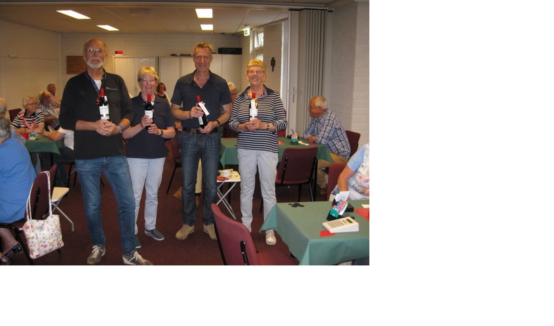 Seizoenswinnaars van bridgeseizoen 2016/17. Van links naar rechts: eerste plaats: Peter Hoorma en Arina van Westerhuis. Tweede plaats Dinand Kurz en Janneke Monteban. Foto: PR
