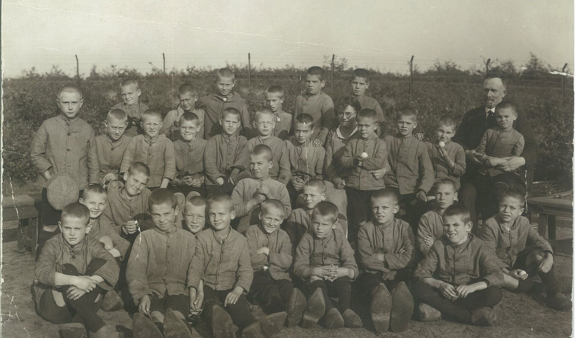 86 jaar geleden: de groep jongens waarin Harry (voorste rij vijfde van links) is opgevoed. Foto: PR