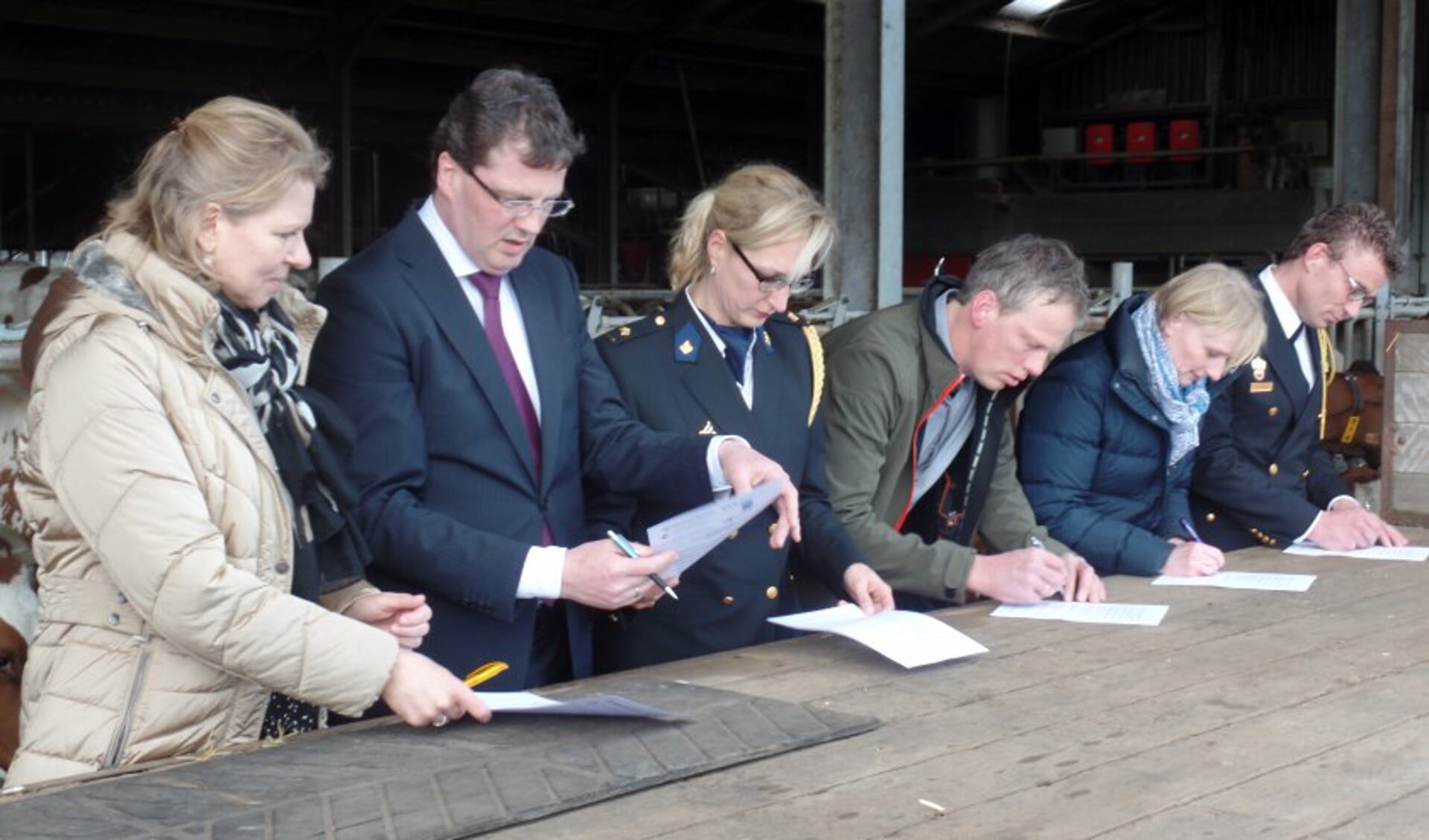 Ondertekening van de Intentieverklaring Veilig Ondernemen Buitengebied Hengelo en Vorden op woensdag 30 maart 2016. Foto: Jan Hendriksen.
