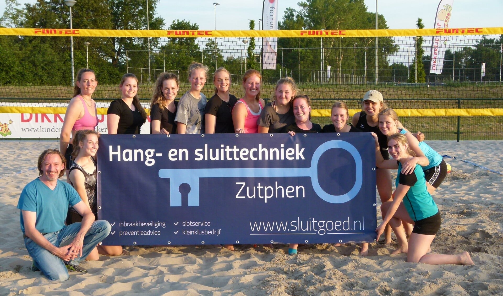 De nieuwe sponsor werd onder luid gejuich ontvangen door de dames 2 van WSV Volleybal. Foto: PR