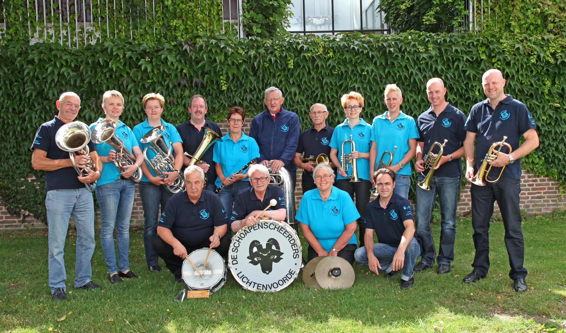 Blaasorkest De Schoapenscheerders' geven een terrasconcert. Foto: PR