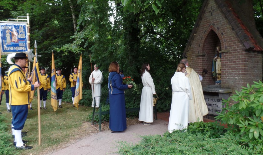 Pastoor Scheve zegent het Mariakapelletje. Foto: PR