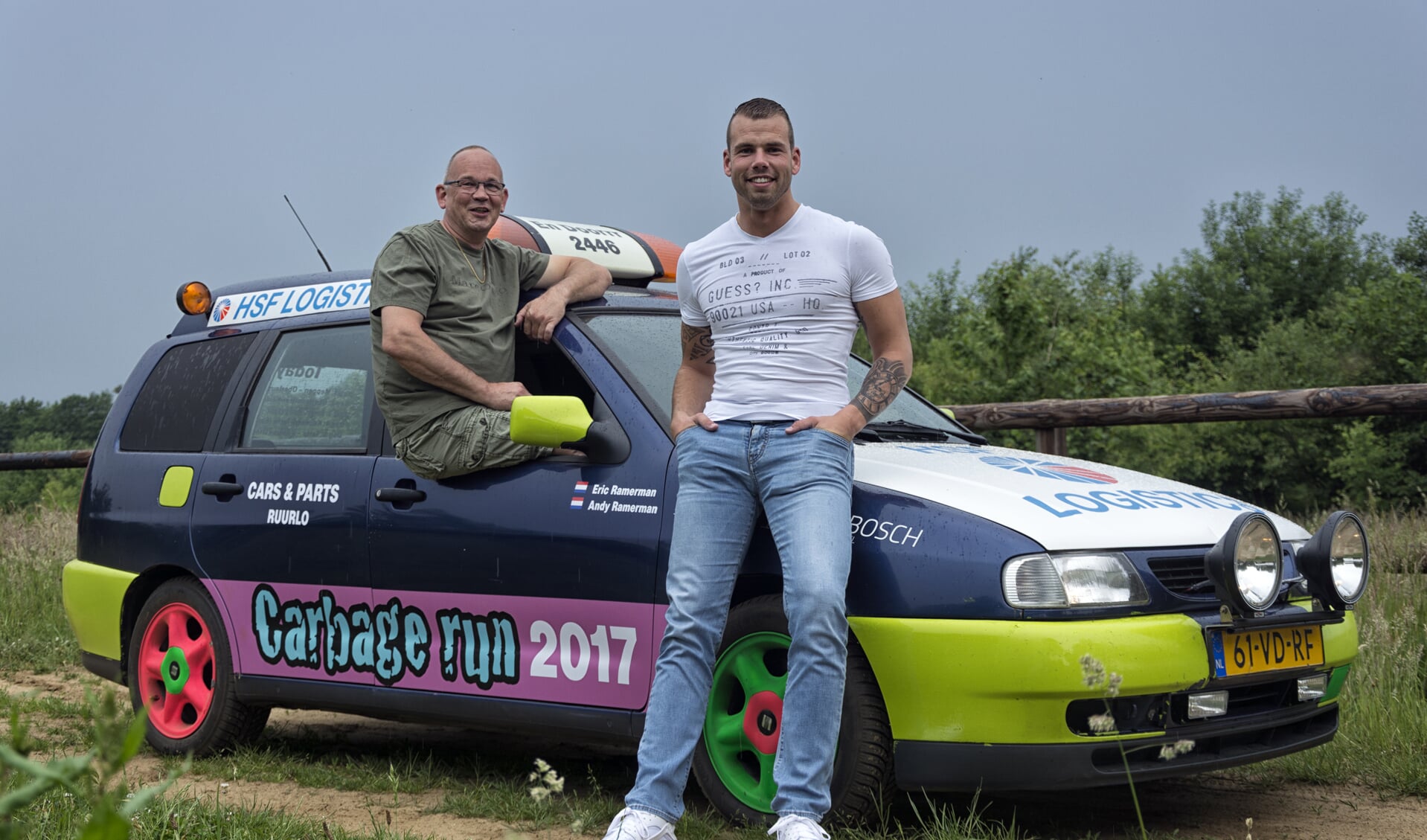 Eric (links) en Andy Ramerman met hun Carbage Run auto. Foto: Bram Wassink