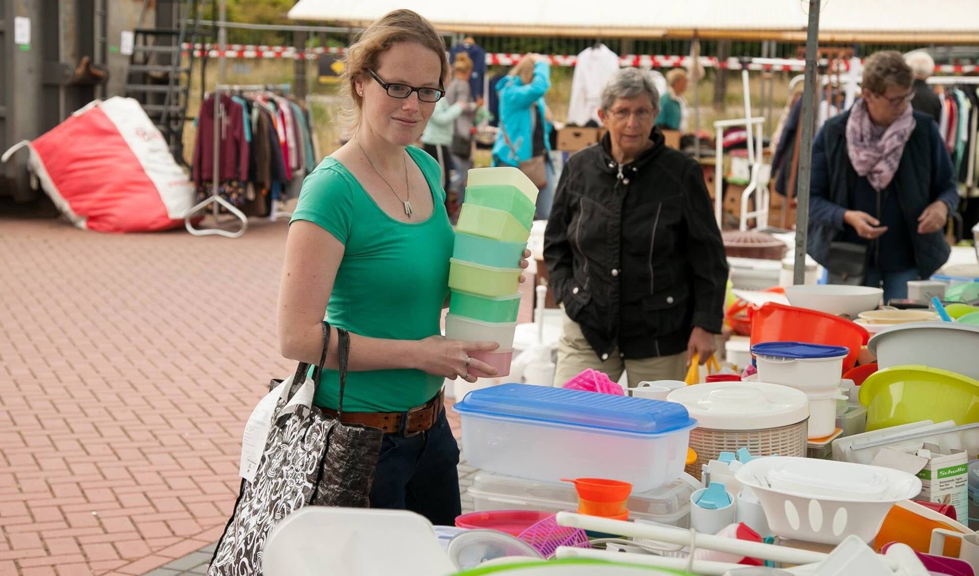 De kraam met tupperware trok tijdens de rommelmarkt van afgelopen zaterdag de nodige klandizie. Foto: Marco ter Haar.