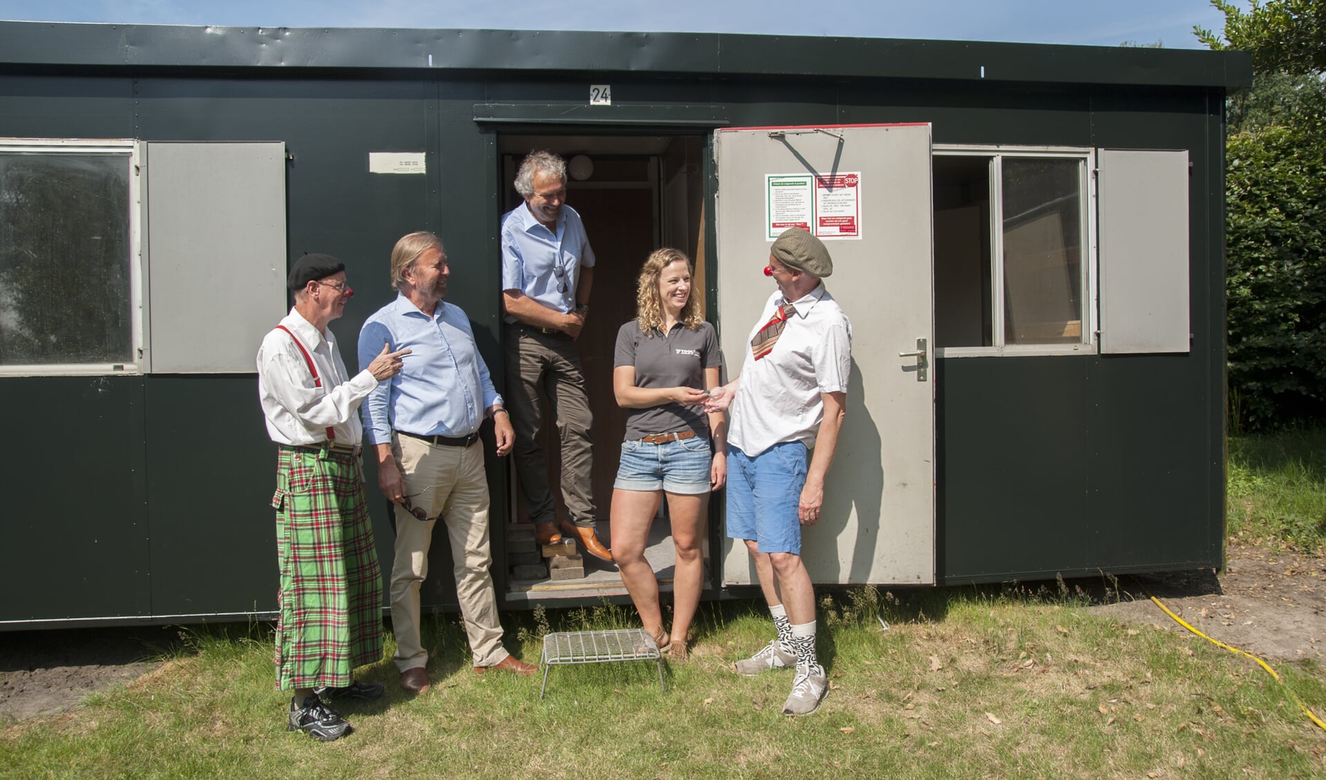 CliniClowns Soest en Dikkie ontvangen de sleutel voor hun nieuwe studio op landgoed Wientjesvoort. Foto: Léontine van Geffen-Lamers