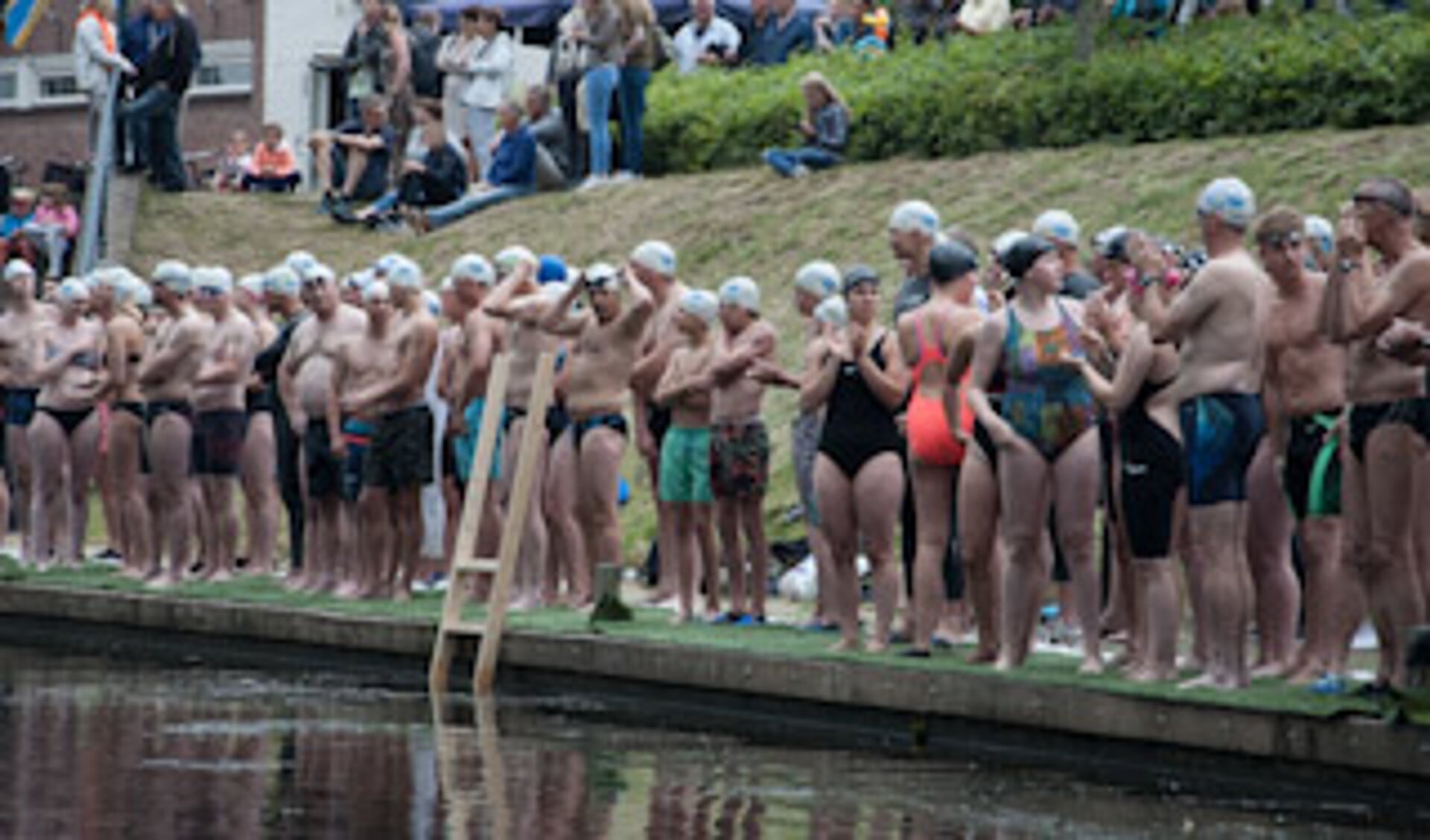 De zwemmers staan klaar voor de start van de derde editie van de Vrije slag door Grolle. foto: John Ligtenberg