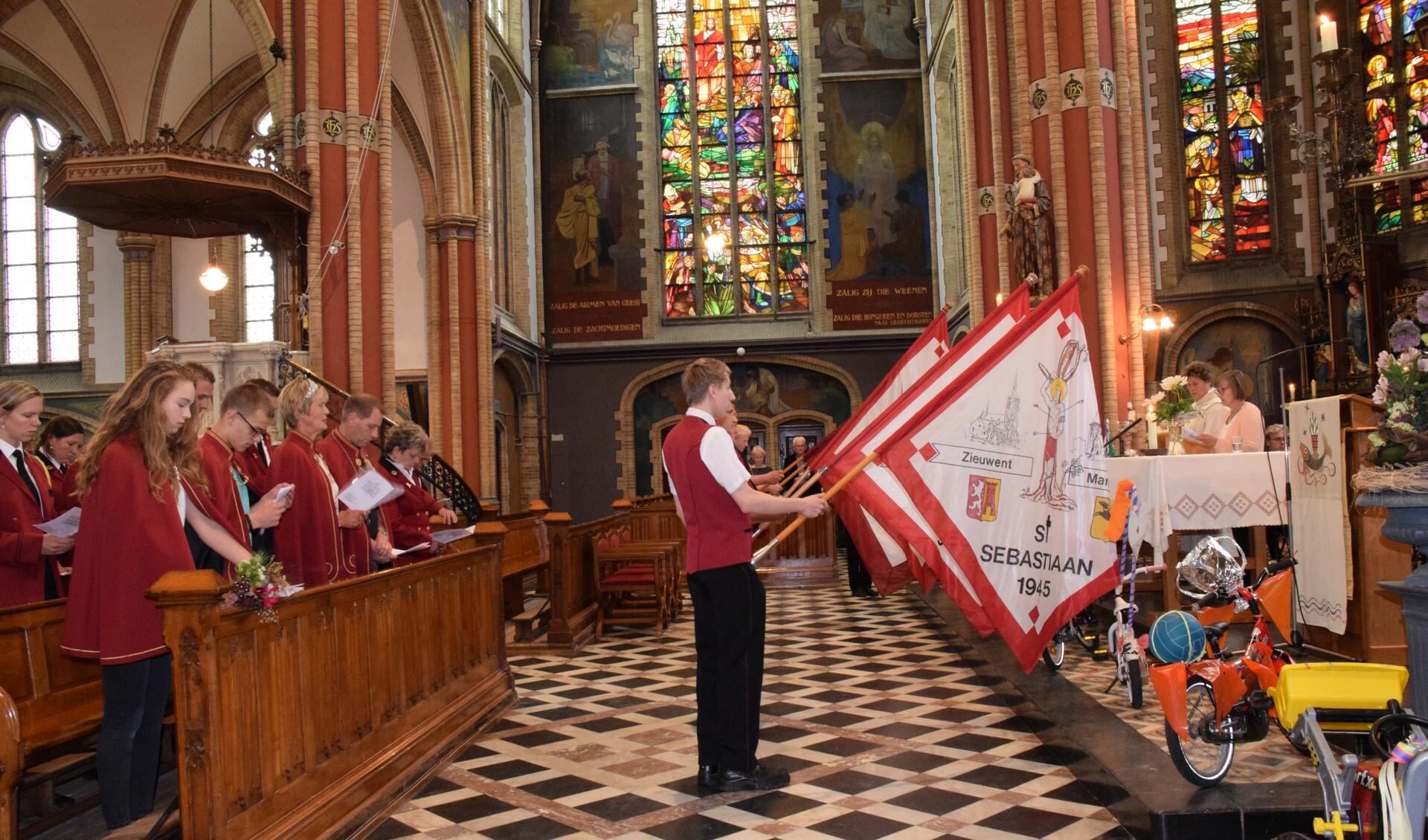 Vaandelhulde in de kerk. Foto: Luuk Kouijzer