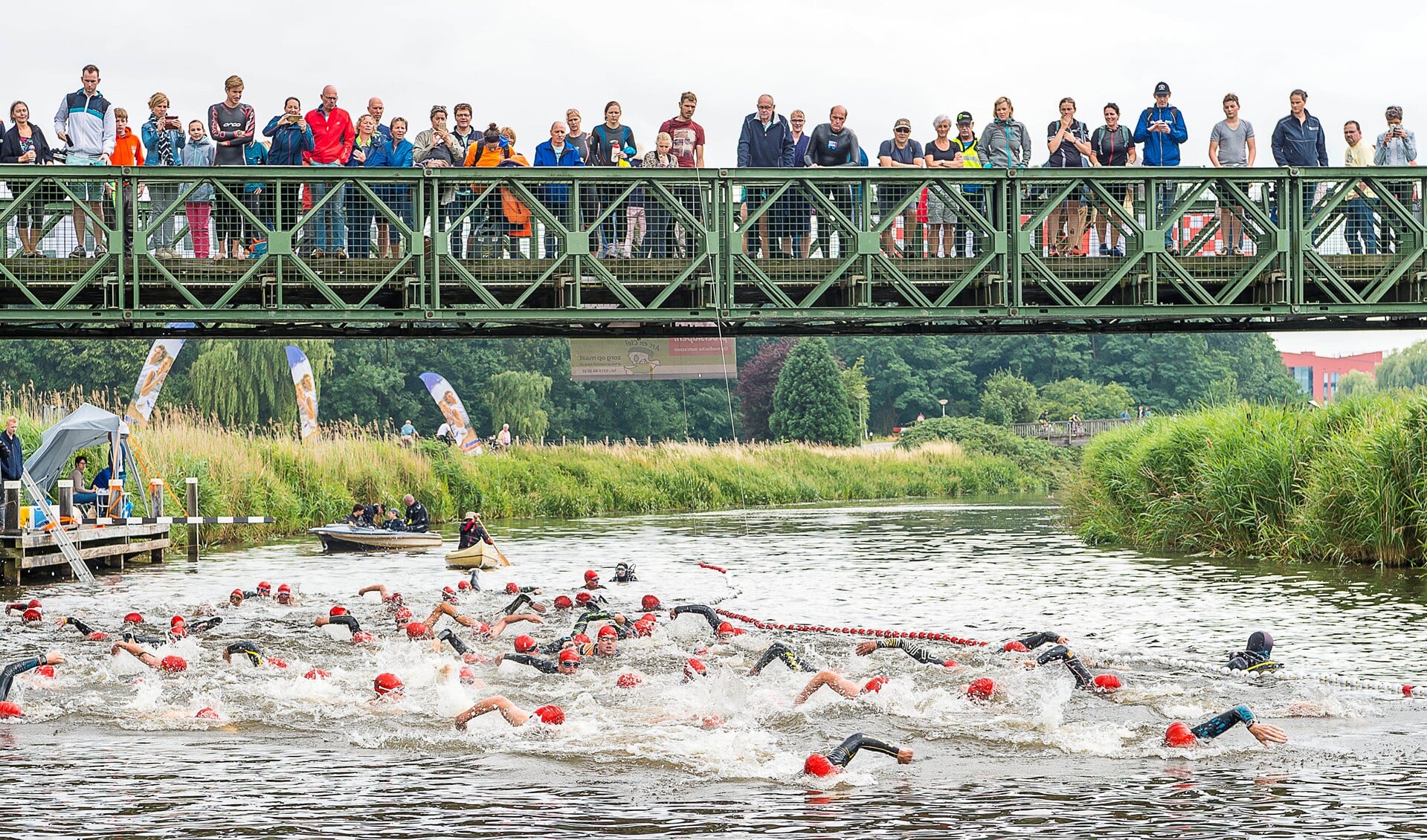 Onder grote publieke belangstelling zijn de zwemmers onderweg. Foto: Henk van Raaij